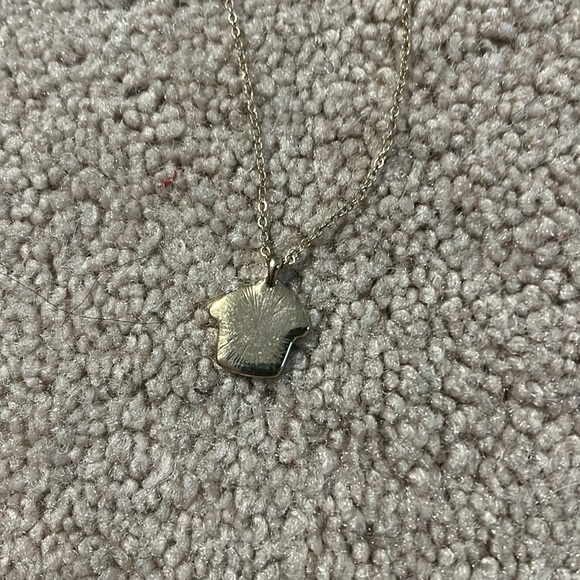 A beautiful cupcake necklace with the cupcake shaped box - Picture 4 of 5